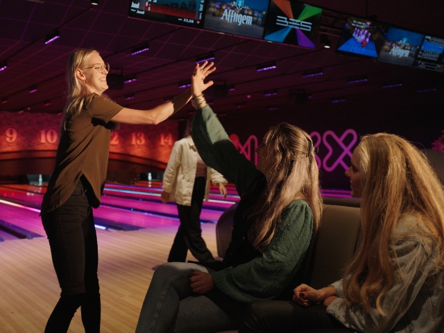 High five met teamlid tijdens het bowlen