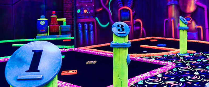 Glow in the dark midgetgolf bij The Maxx